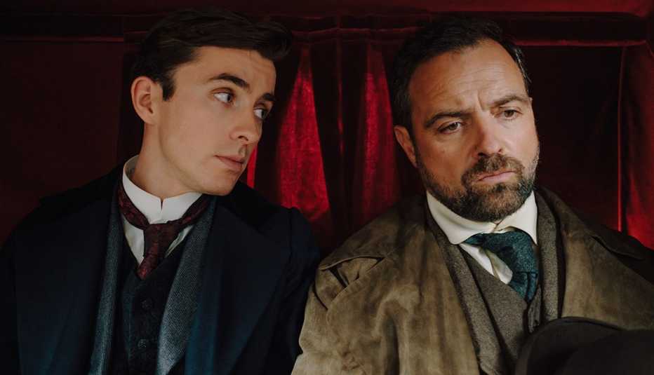 Matthew Beard y  Juergen Maurer en el show de televisión Vienna Blood