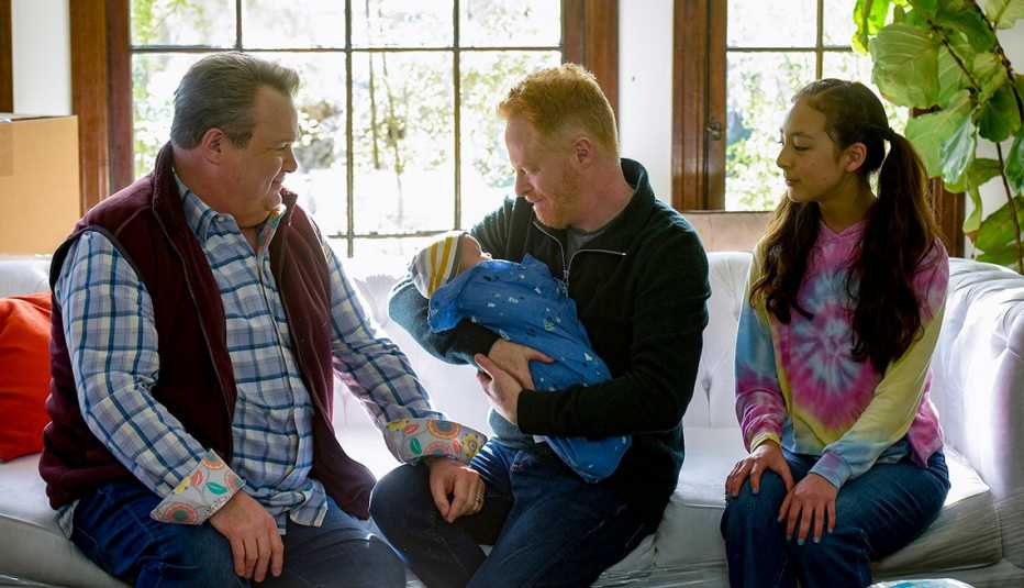 Eric Stonestreet, Jesse Tyler Ferguson y Aubrey Anderson Emmons en el último episodio del show Modern Family