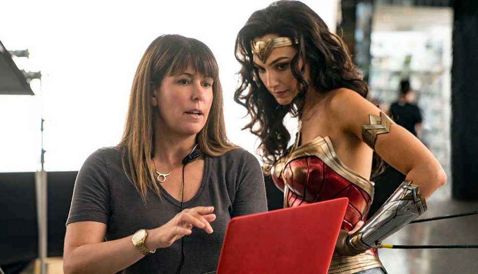 Directora Patty Jenkins y la actriz Gal Gadot en el set de 'Wonder Woman 1984'