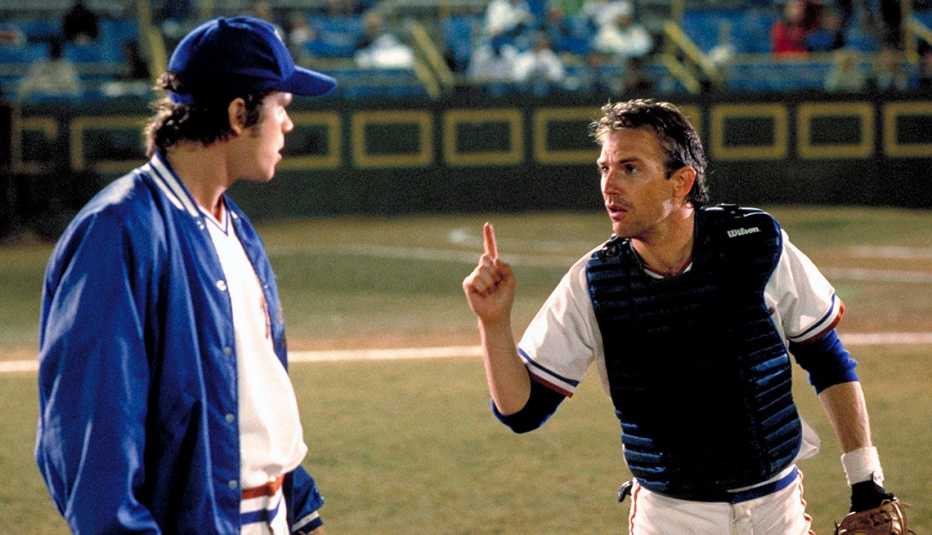 Tim Robbins y Kevin Costner en una escena de Bull Durham.