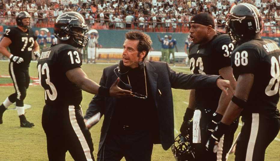 Al Pacino como Jamie Foxx y L L Cool J en una escena de Any Given Sunday.