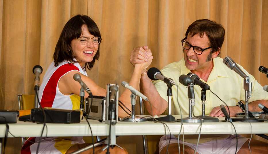 Emma Stone como Billie Jean King y Steve Carell como Bobby Riggs en una escena de Battle of the Sexes.