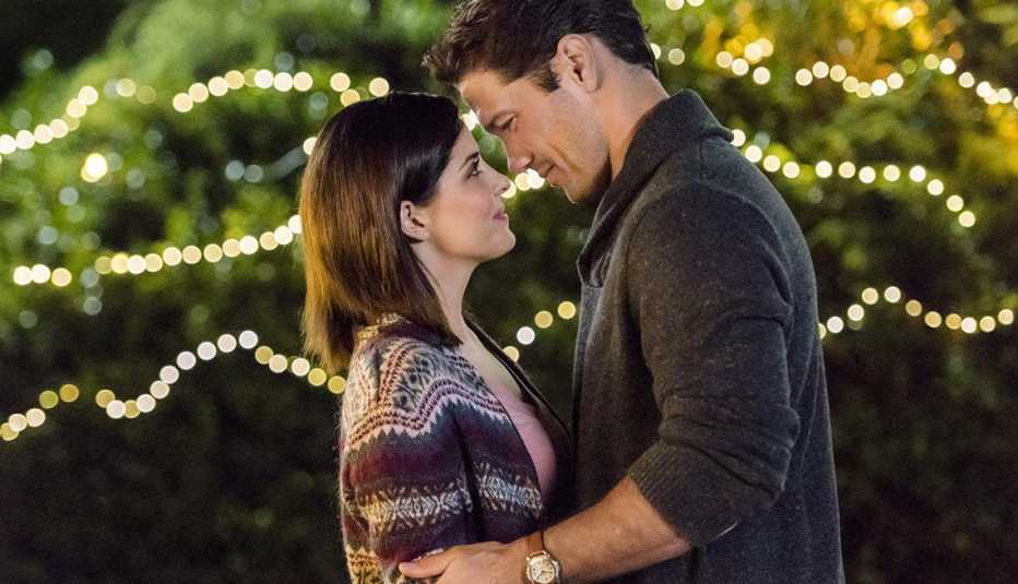 Jen Lilley y Ryan Paevey  en una escena de la película Harvest Love.