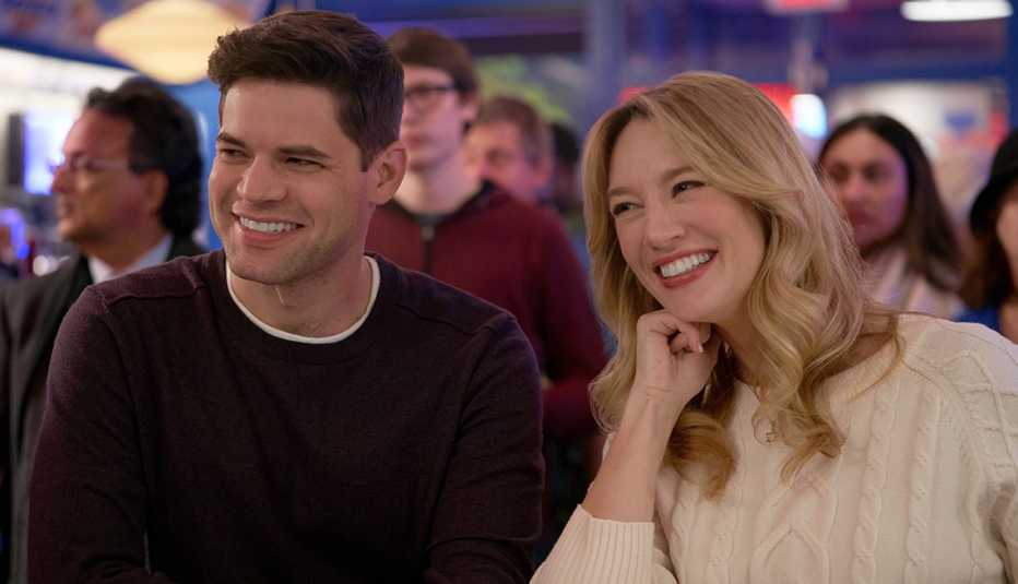 Jeremy Jordan y Yael Grobglas en una escena de "Hanukkah on Rye".