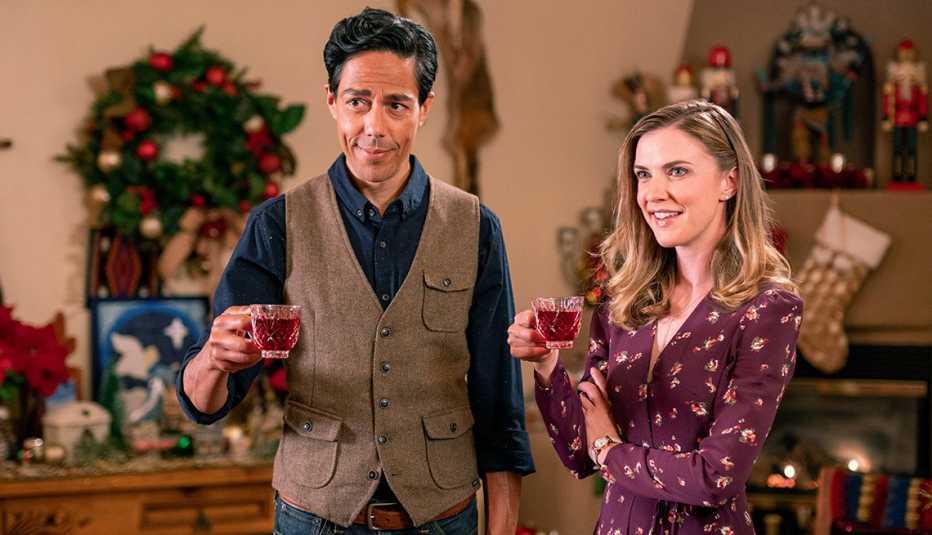 Zak Santiago y Sara Canning protagonizan The Christmas Yule Blog.