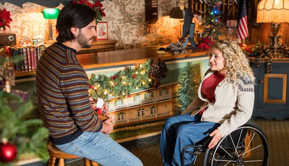 Daniel di Tomasso y Ali Stroker protagonizan la película de Lifetime Christmas Ever After.