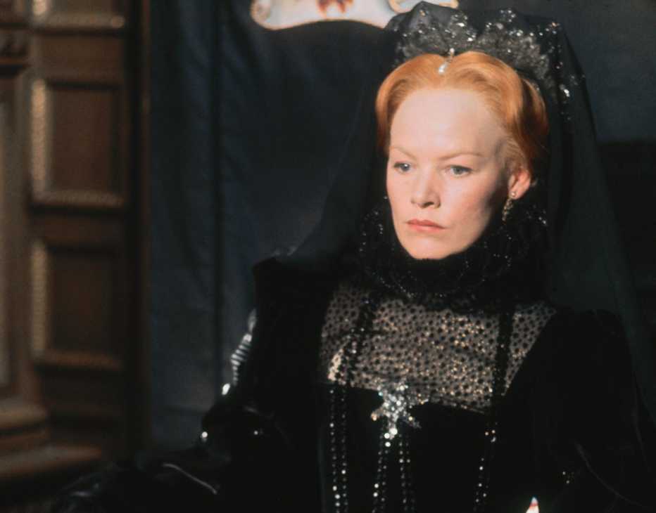Glenda Jackson interpreta a la reina Isabel I en Elizabeth R.