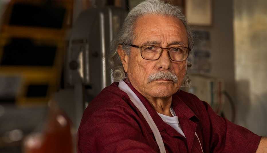 Edward James Olmos como Felipe Reyes en la serie "Mayans M.C.".