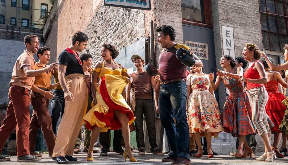 Ariana DeBose como Anita y David Alvarez como Bernardo en West Side Story de 20th Century Studios.
