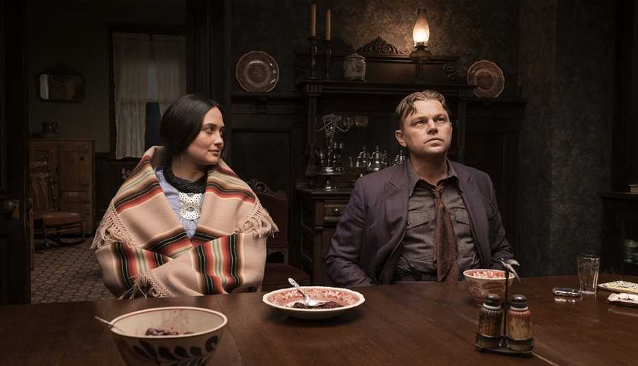 Lily Gladstone (izquierda) y Leonardo DiCaprio en "Killers of the Flower Moon".
