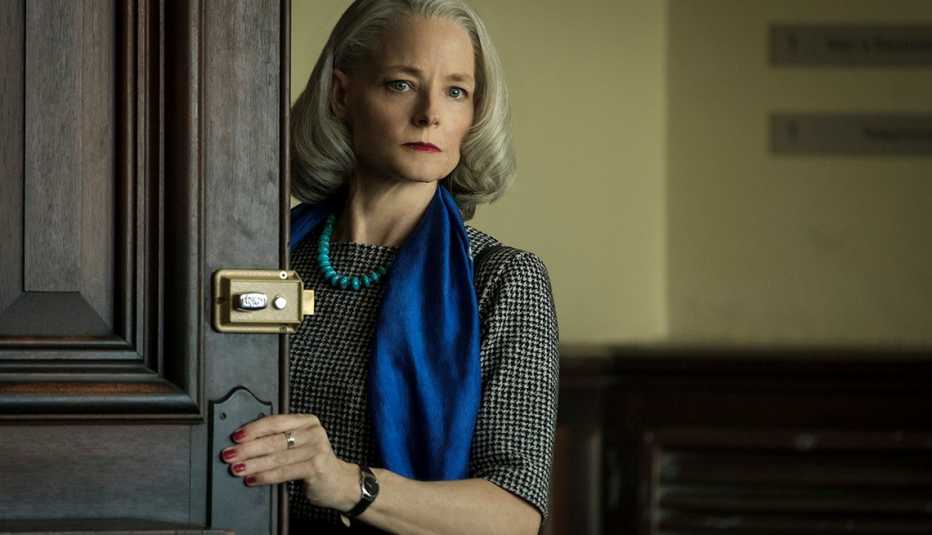 Jodie Foster como Nancy Hollander en el filme The Mauritanian.