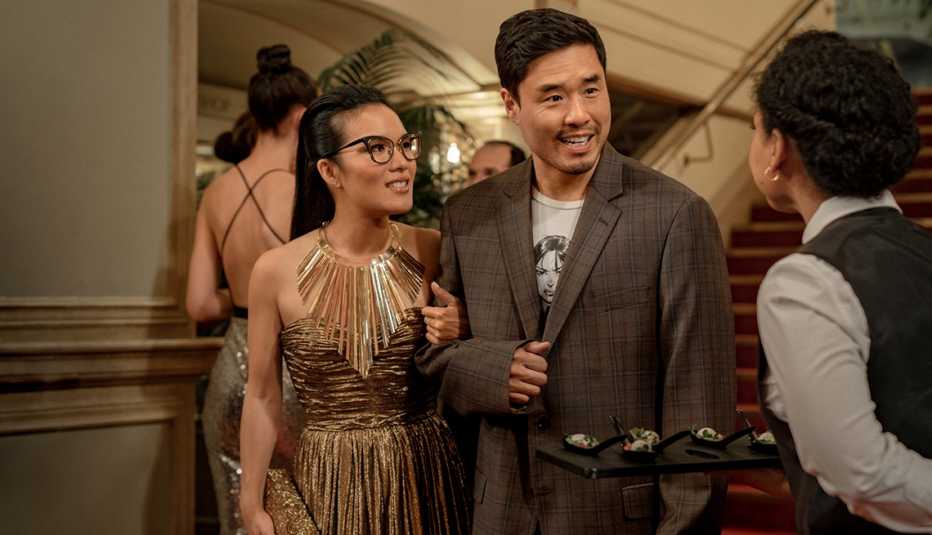 Ali Wong (izquierda) y Randall Park en "Always Be My Maybe".