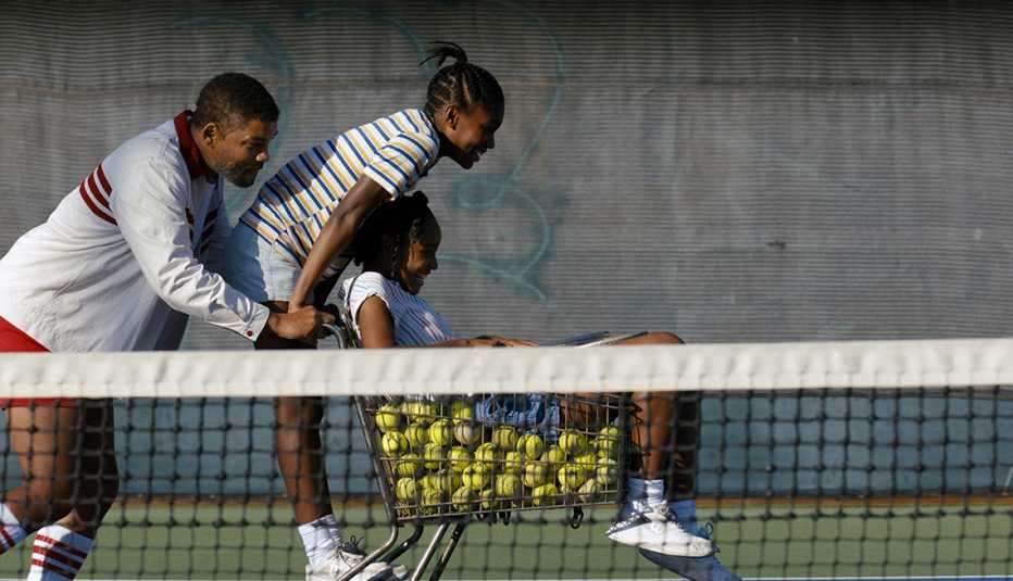 (De izquierda a derecha) Will Smith como Richard Williams, Demi Singleton como Serena Williams y Saniyya Sidney como Venus Williams en "King Richard".