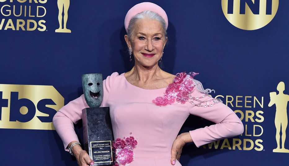 Helen Mirren, ganadora del premio a la trayectoria artística, posa en la sala de prensa de la entrega anual número 28 de los premios Screen Actors Guild en el hangar Barker en Santa Mónica, California.