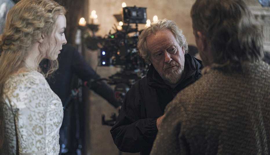 (De izquierda a derecha) Jodie Comer, Ridley Scott y Matt Damon en el set de "The Last Duel".
