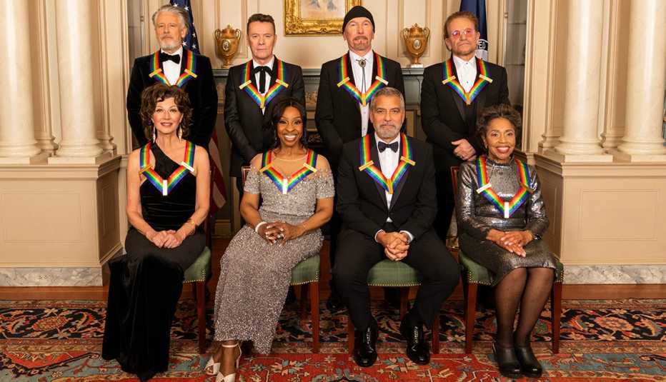 Los miembros de U2, Adam Clayton, Larry Mullen Jr., The Edge y Bono. (Sentados) Amy Grant, Gladys Knight, George Clooney y Tania León.