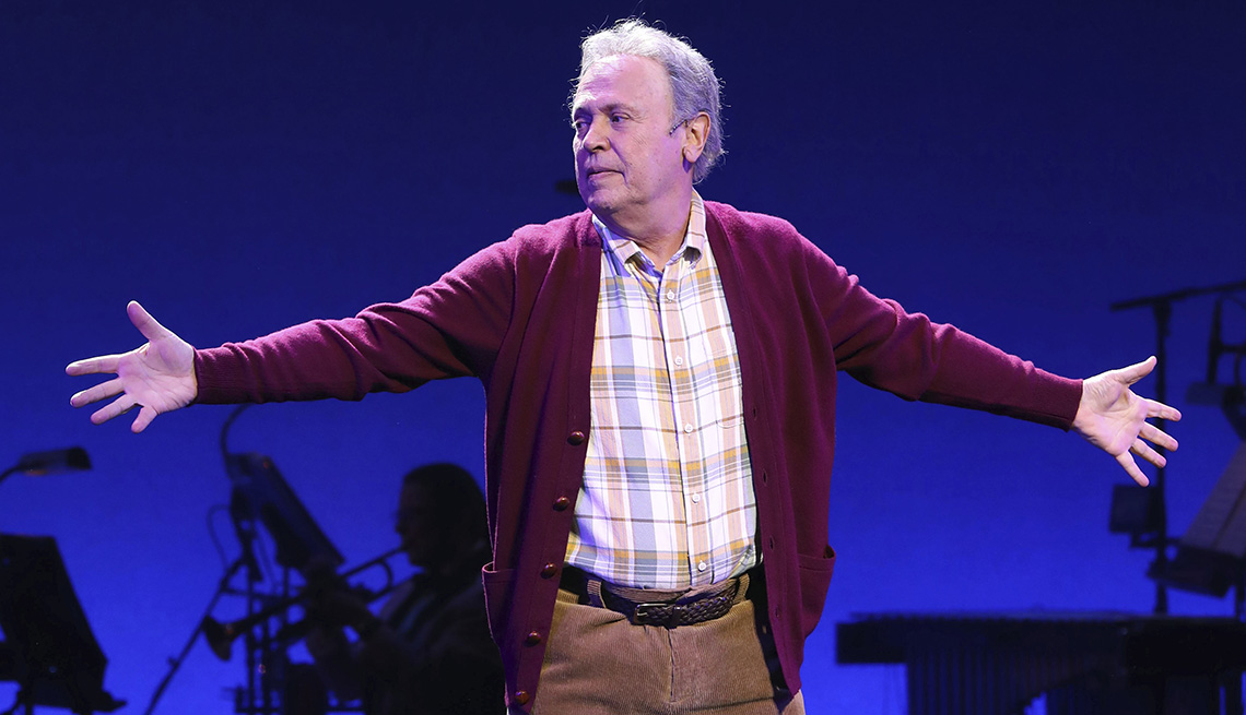 Billy Crystal actuando en el escenario durante la noche de apertura del musical de Broadway Mr. Saturday Night.