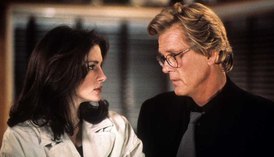 Julia Roberts (izquierda) y Nick Nolte en "I Love Trouble".