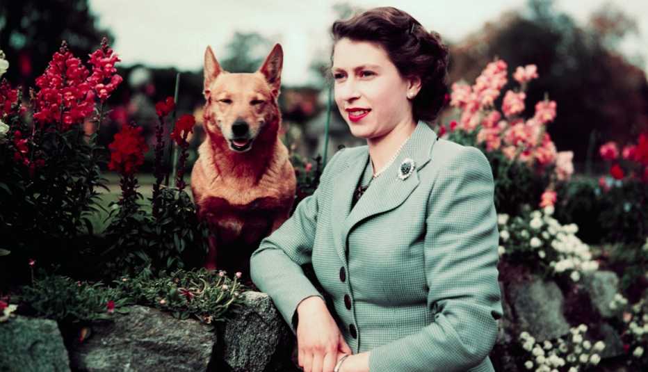 La reina Isabel II junto a uno de sus perros.
