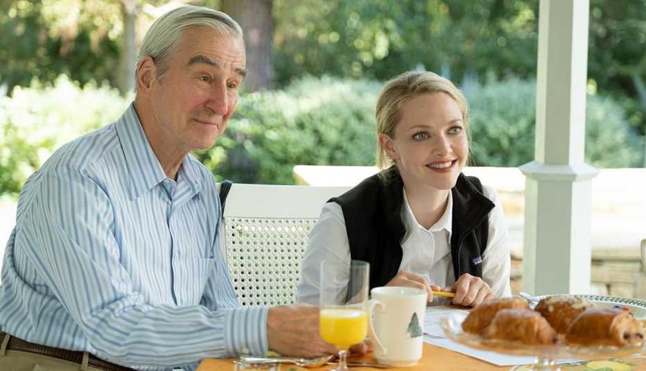 Sam Waterston (a la izquierda) como George Shultz y Amanda Seyfried como Elizabeth Holmes en "The Dropout".