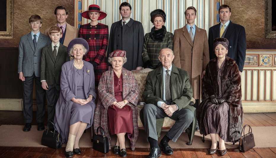 Un retrato familiar del elenco de la Temporada 5 de "The Crown".