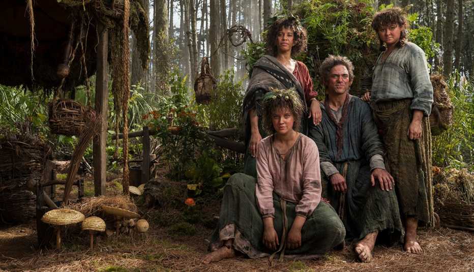 (De izquierda a derecha) Markella Kavenagh como Elanor ‘Nori’ Brandyfoot, Sara Zwangobani como Marigold Brandyfoot, Dylan Smith como Largo Brandyfoot y Megan Richards como Poppy Proudfellow.