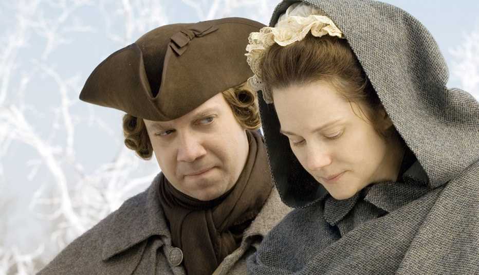 Paul Giamatti (izquierda) como John Adams y Laura Linney como Abigail Adams en "John Adams".