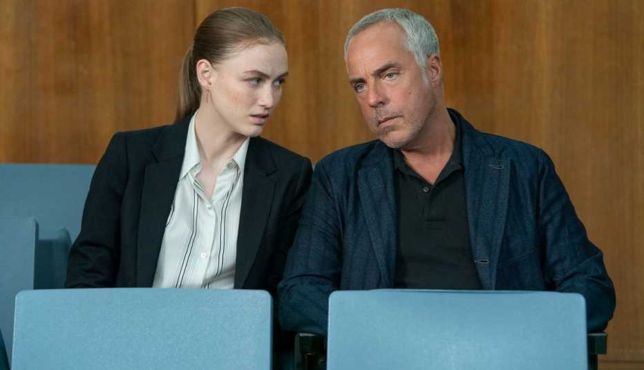 Madison Lintz y Titus Welliver en Bosch Legacy.