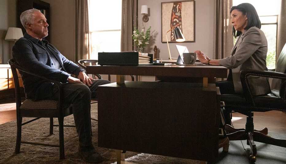 Titus Welliver como Harry Bosch y Mimi Rogers como Honey Chandler en Bosch Legacy.