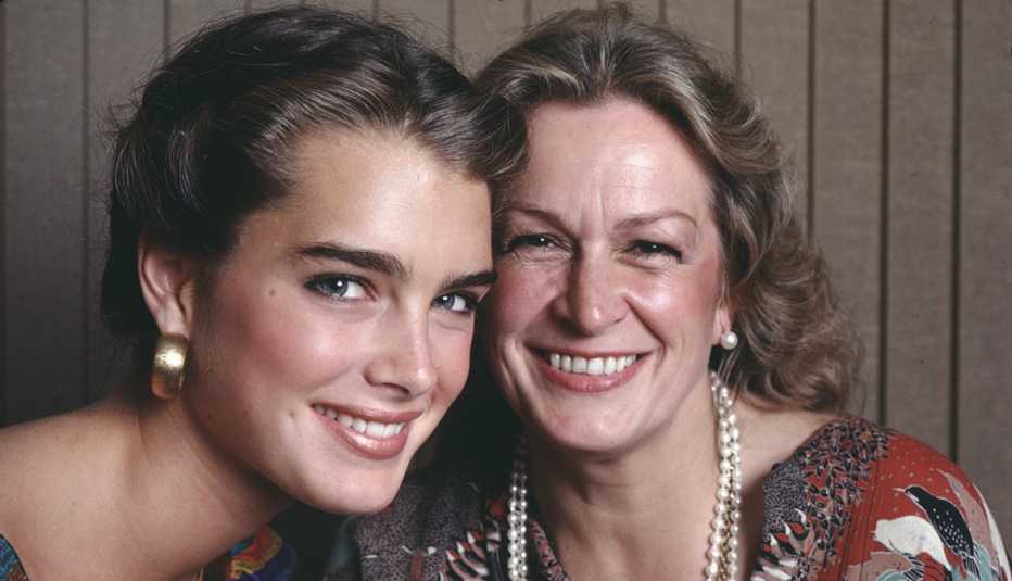 Brooke Shields y su mamá Teri posan para una foto