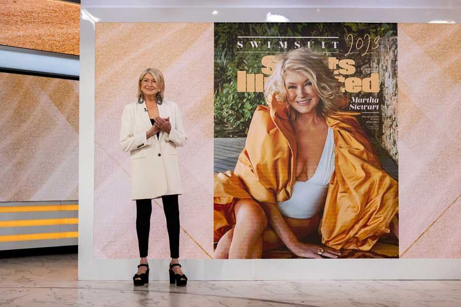 Martha Stewart frente a la portada de la edición de trajes de baño de Sports Illustrated del 2023.