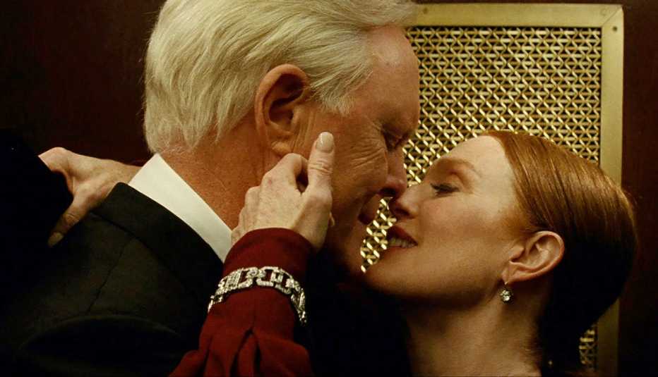 John Lithgow y Julianne Moore en una escena de "Sharper".