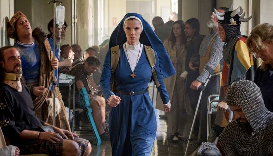 Betty Gilpin  en "Mrs. Davis".