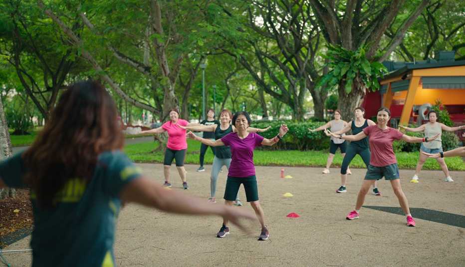 Un grupo de personas se ejercitan en un parque en una escena de "Live to 100: Secrets of the Blue Zones".