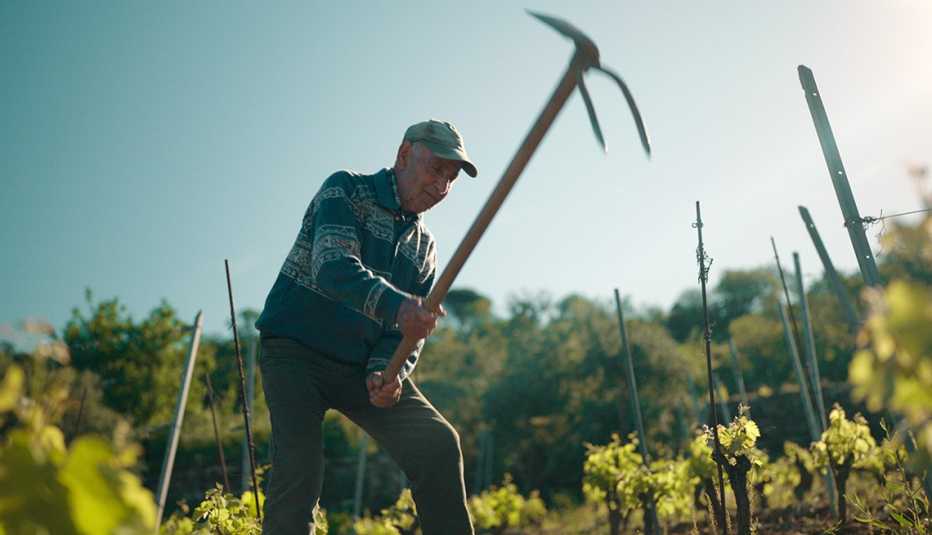Un hombre trabaja la tierra en "Live to 100: Secrets of the Blue Zones".