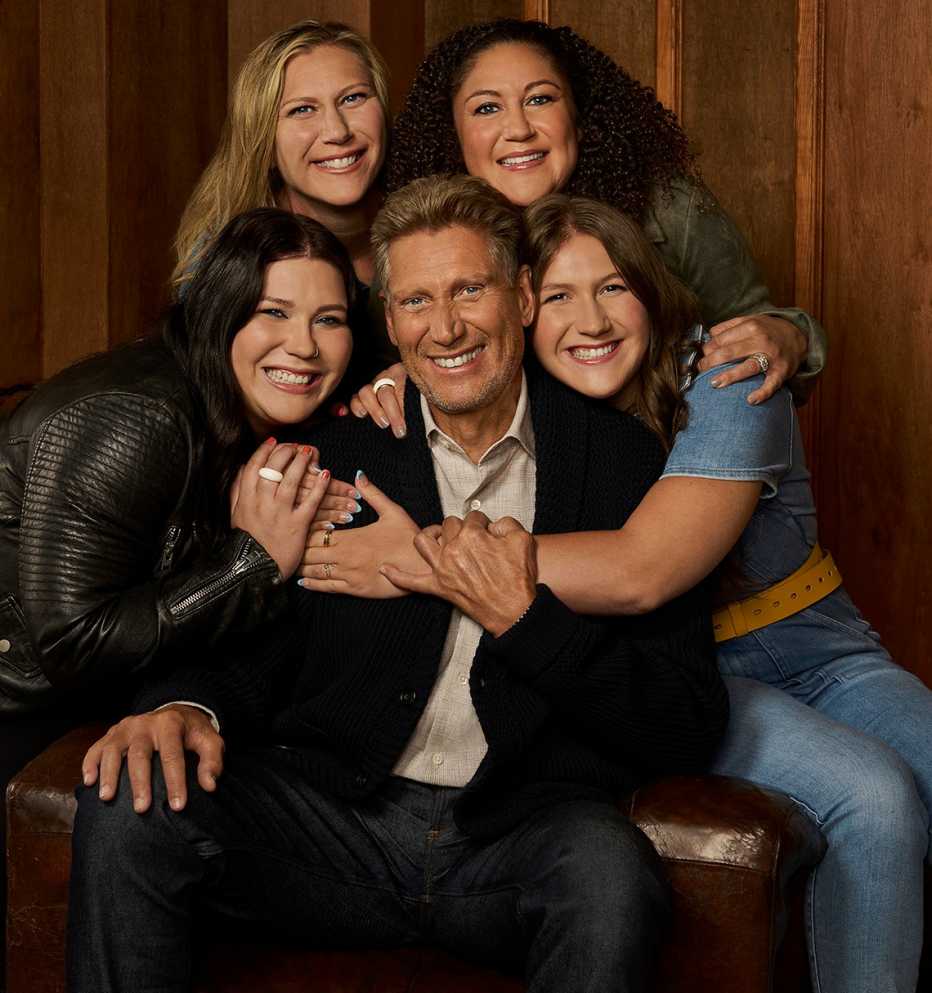 Gerry Turner junto a sus hijas, Jenny Young y Angie Warner, y sus nietas, Payton Young y Charlee Young.