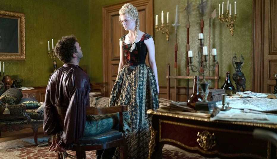 Nicholas Hoult, a la izquierda, y Elle Fanning en "The Great".