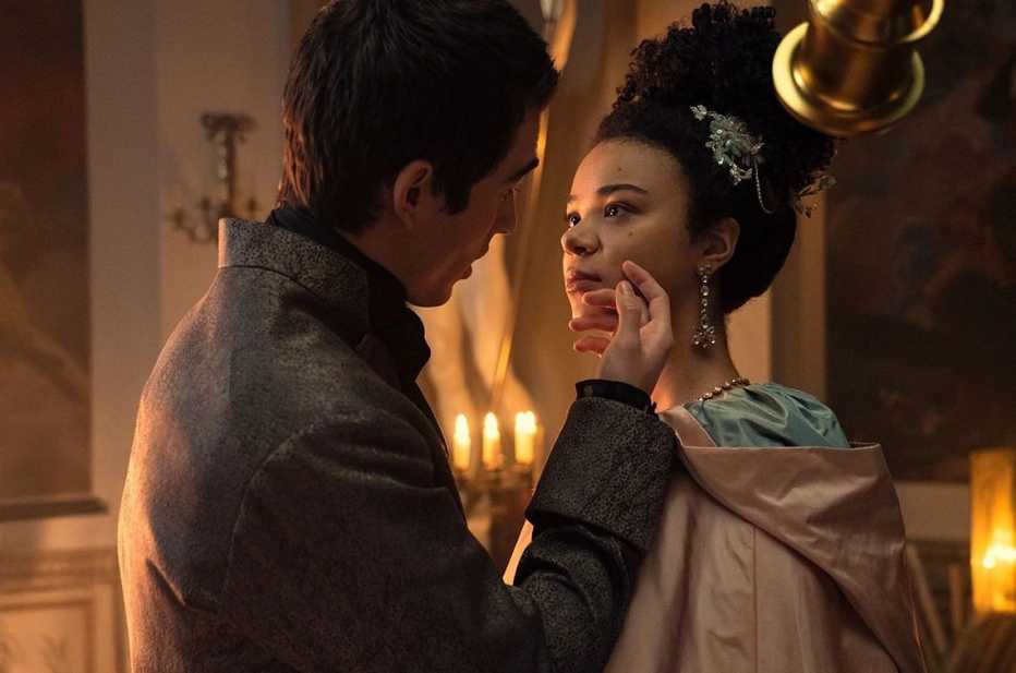 Corey Mylchreest, a la izquierda, e India Amarteifio en "Queen Charlotte: A Bridgerton Story".