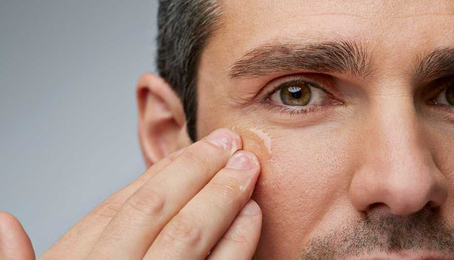 Hombre colocándose crema en la cara