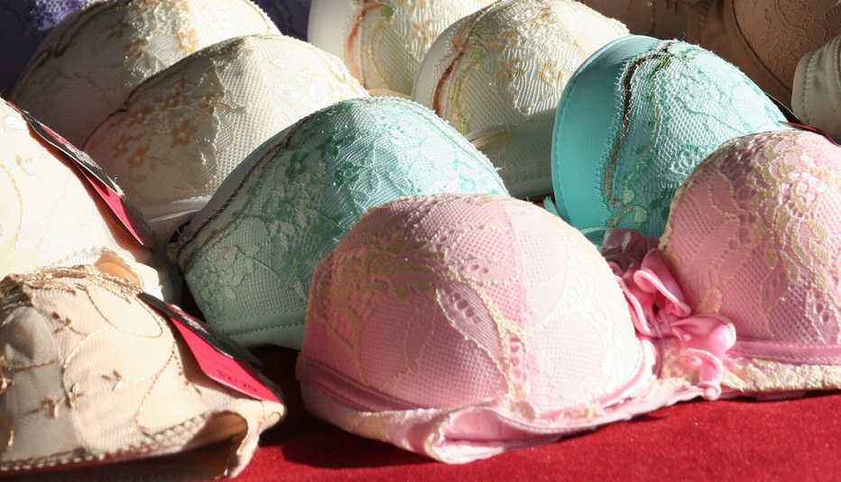 exhibidor de sostenes de mujer en varios colores