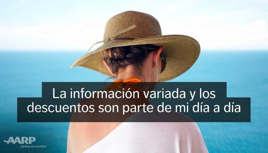 Mujer de espaldas y con sombrero frente a una playa