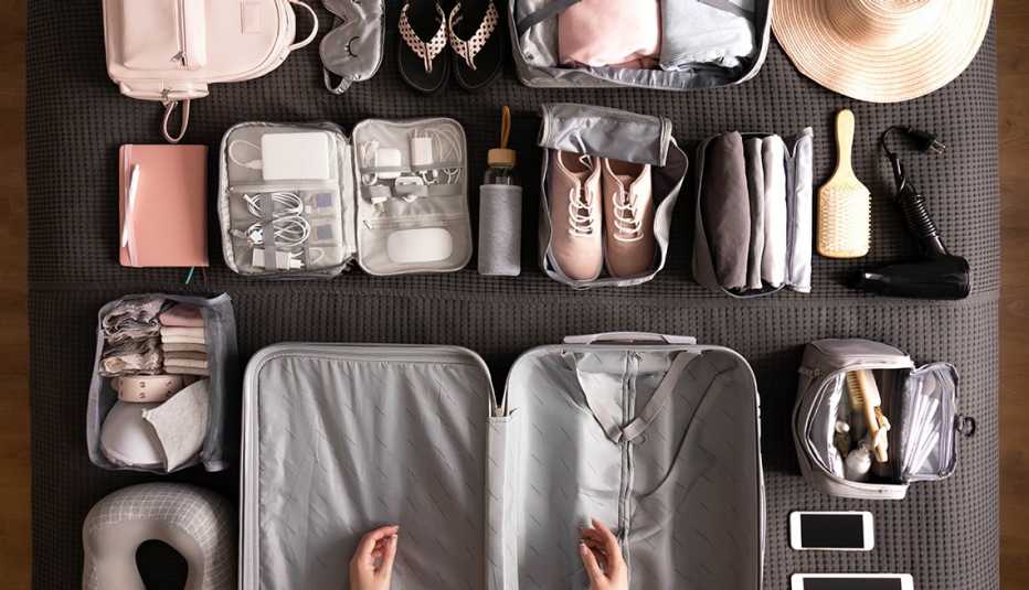 Mujer preparándose para empacar su maleta.
