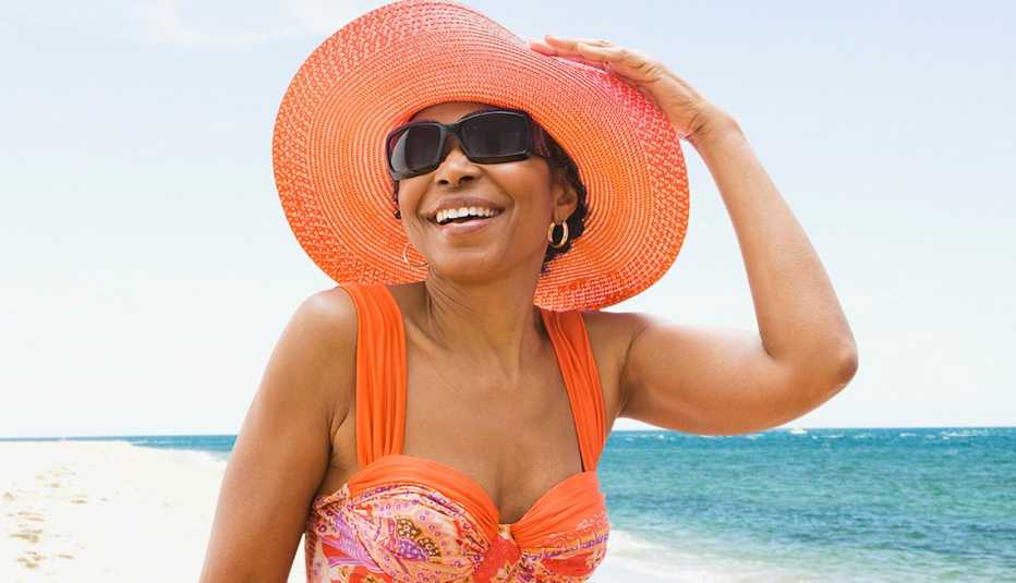  una mujer con un sombrero de playa