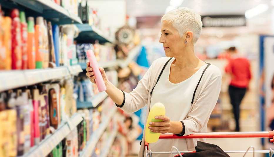 Mujer en la sección de productos de aseo personal en un supermercado.