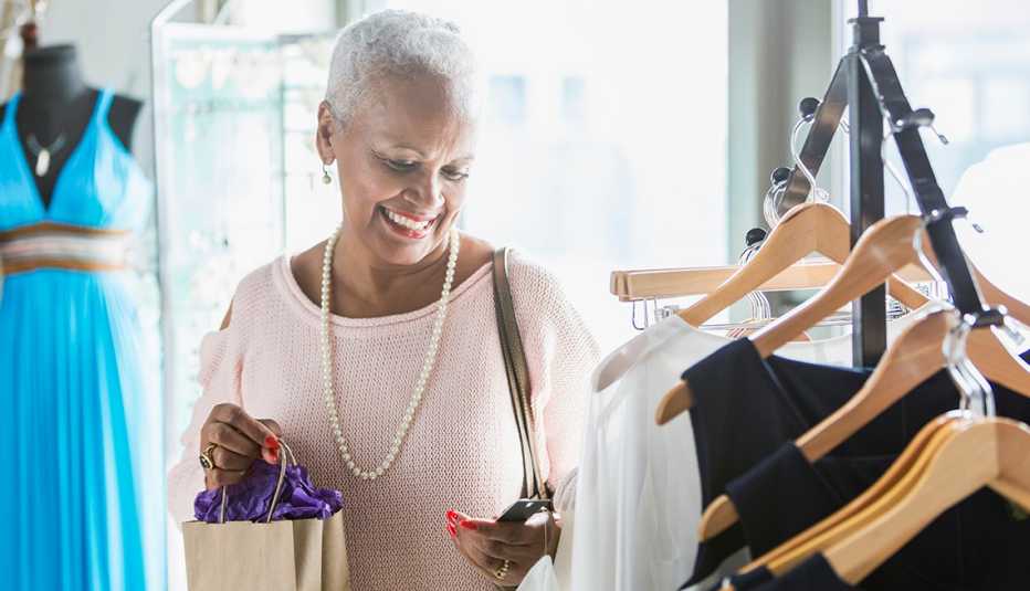 Una mujer comprando trajes.