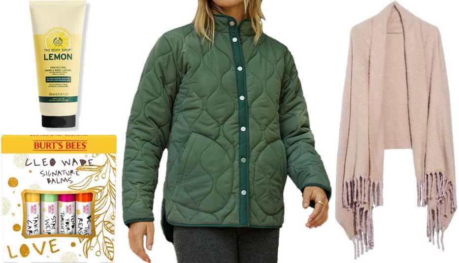 Loción The Body Shop Lemon, bálsamos labiales Burt's Bees, chaqueta Summersalt, bufanda Madewell en color Dried Straw
