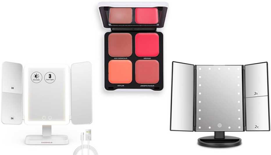 (Izquierda a derecha) Espejo de maquillaje Easehold LED Vanity Tri-Fold Makeup Mirror en color blanco ($33, amazon.com); maquillaje Makeup Revolution x DC Mad Love Cream Blusher Quad ($12, target.com); espejo deweisn Tri-Fold Lighted Makeup Mirror en color negro ($20, amazon.com).