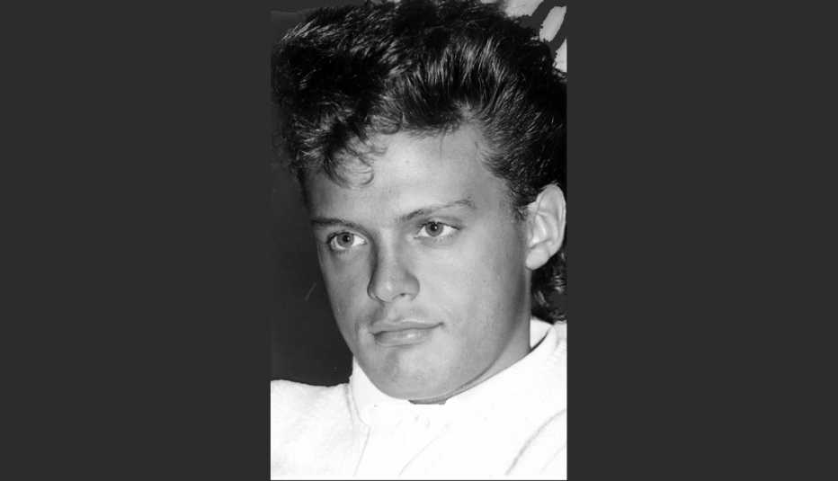 Foto en blanco y negro de Luis Miguel durante los años noventa