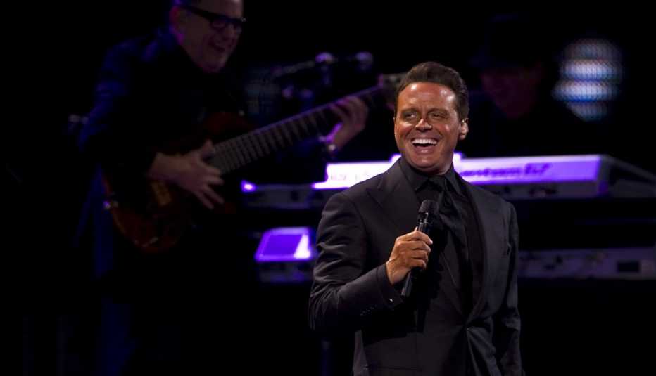 Luis Miguel cantando en el escenario
