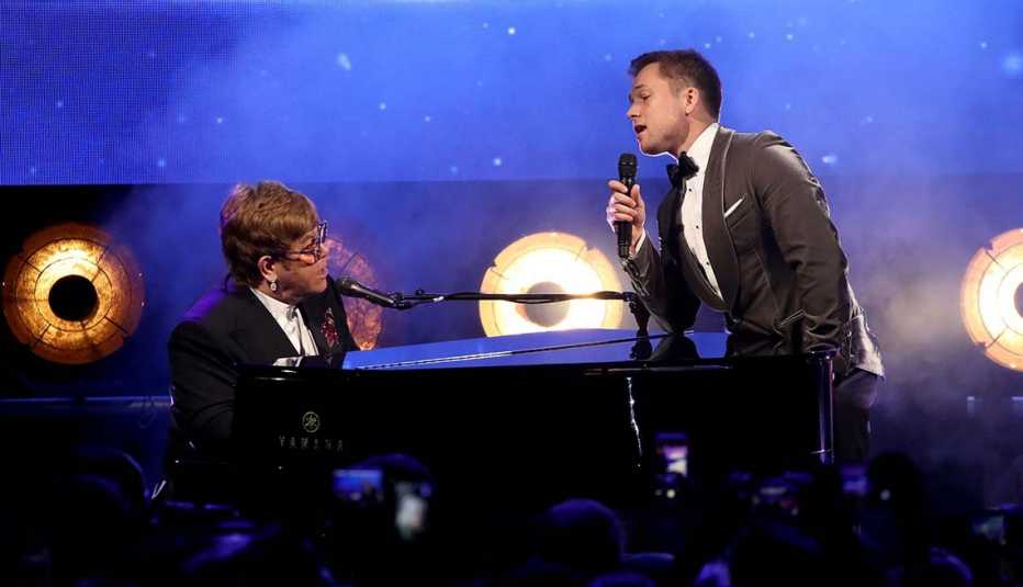 Sir Elton John y Taron Egerton en la fiesta de gala "Rocketman", durante la 72vo festival de cine de Cannes, may 16, 2019, Francia.